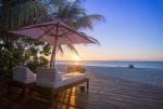 Denis Island omgivningar: sunset-sunloungers-small