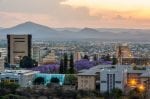 Dag 1: Skyline of Windhoek City at Sunset