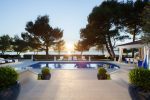 Ditt boende : Din privata villa i Porec kommer med en fantastisk pool med utsikt