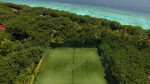 Träning på Reethi Beach: Tennis court aerial