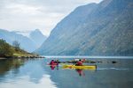 Kayak in the fjord: KAJAKK FJARLAND FOTO HAVARD NESBO1